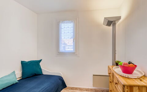 La Côte Fleurie: Meubles, Propriété, Confort, Fenêtre, Bois, Textile, Design Intérieur, Ombre, Peindre, Sol