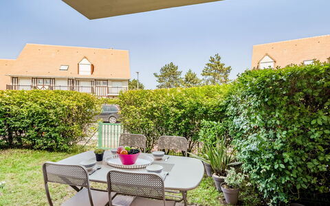 La Côte Fleurie: Plante, Ciel, Propriété, Meubles, Table, Bâtiment, La Nature, Chaise, Architecture, Mobilier De Jardin