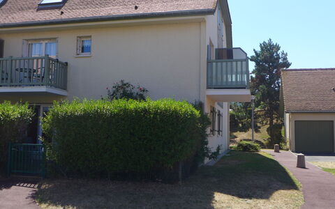 La Côte Fleurie: Plante, Fenêtre, Ciel, Bâtiment, Bleu, Lot Terre, Maison, Surface De La Route, Herbe