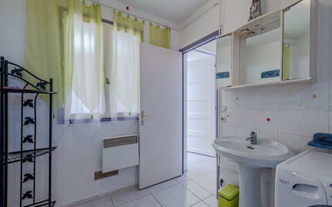 Nautica: Miroir, Propriété, Robinet, Évier, Luminaire Plomberie, Armoire De Toilette, Lavabo, Salle De Bains, Bâtiment