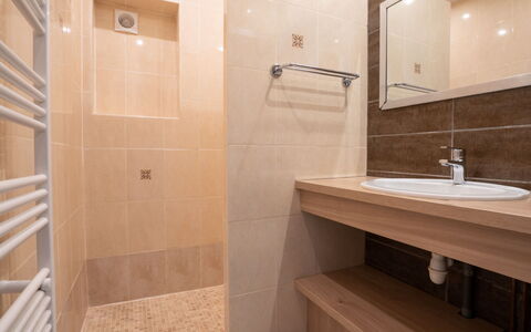 Les 4 Vents: Miroir, Luminaire Plomberie, Propriété, Évier, Robinet, Salle De Bains, Lavabo, Design Intérieur, Architecture