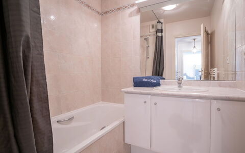 Saint Aygulf 140: Miroir, Luminaire Plomberie, Propriété, Robinet, Évier, Salle De Bains, Lavabo, Design Intérieur, Bois