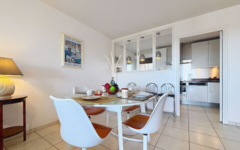 Saint Aygulf 140: Sol, Design Intérieur, Appartement, Plafond, Sol, Meubles, Pièce, Chaise, Table Cuisine Et Salle A Manger, Salle À Manger