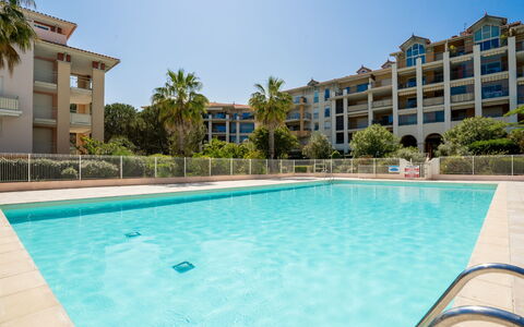 Saint Aygulf 140: L'Eau, Ciel, Bâtiment, Plante, Jour, Propriété, Piscine, Bleu Azur, Arbre, Architecture