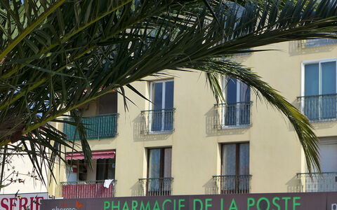 Le Rabelais: Fenêtre, Bâtiment, Arecales, Quartier, Immobilier, Façade, Terrestre Des Plantes, Design Urbain, Usage Mixte, Ombre