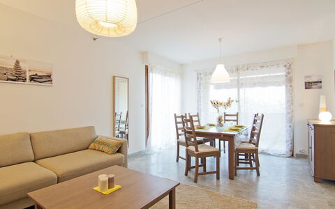 Le Rabelais: Table, Meubles, Propriété, Canapé, Bois, Éclairage, Design Intérieur, Jaune, Sol, Sol