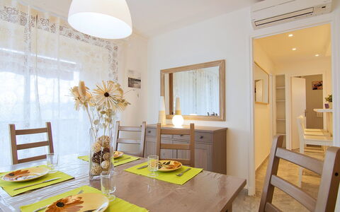 Le Rabelais: Table, Meubles, Propriété, Vaisselle, Aliments, Chaise, Bois, Design Intérieur, Sol, Plante
