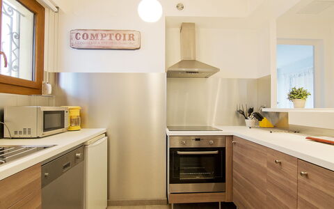 Le Rabelais: Comptoir, Cabinetry, Propriété, Bâtiment, Fenêtre, Cuisine, Cuisinière, Appareil De Cuisine, Bois, Sol