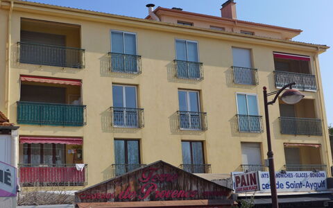Le Rabelais: Bâtiment, Propriété, Fenêtre, Ciel, Zone Résidentielle, Immobilier, Façade, Bâtiment Commercial, Ville, Plante