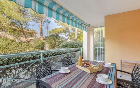 Saint Aygulf 215: Table, Propriété, Meubles, Chaise, Porche, Bois, Ombre, Design Intérieur, Vaisselle, Mobilier De Jardin