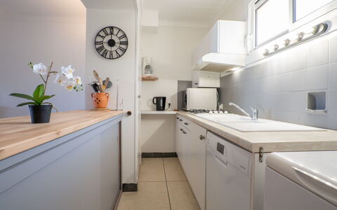 Les Mouettes: Evier, Cabinetry, Évier, Propriété, Comptoir, Pot De Fleur, Plante, Robinet, Plante D'Appartement, Éclairage
