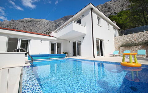 Prestige: Ciel, L'Eau, Nuage, Bâtiment, Propriété, Piscine, Bleu Azur, Bleu, Plante, Ombre