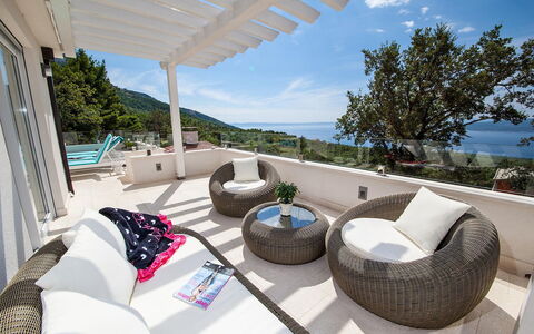Prestige: Ciel, Nuage, Meubles, Bâtiment, Canapé, Bleu Azur, Confort, Mobilier De Jardin, Arbre, Station Balnéaire