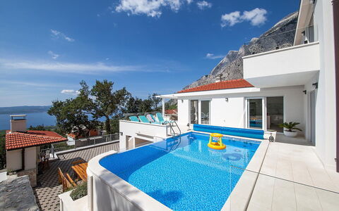 Prestige: Nuage, Ciel, Bâtiment, Piscine, Bleu Azur, Ombre, L'Eau, Fenêtre, Mobilier De Jardin, Station Balnéaire