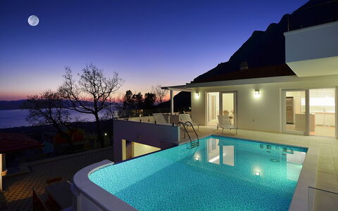 Prestige: Ciel, Bâtiment, L'Eau, Piscine, Plante, Fenêtre, Lumière, Bleu Azur, Design Intérieur