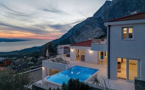 Prestige: Piscine, Recours, Ville Resort, Villa, Eco Hôtel, Village De Montagne, Promontoire