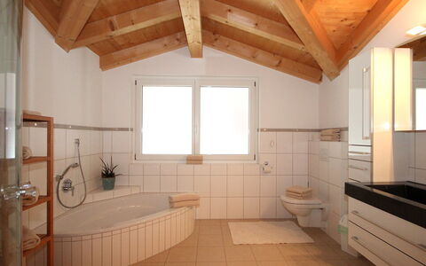 Linnehan: Baignoire, Bâtiment, Fenêtre, Salle De Bains, Cabinetry, Luminaire Plomberie, Design Intérieur, Bois, Architecture