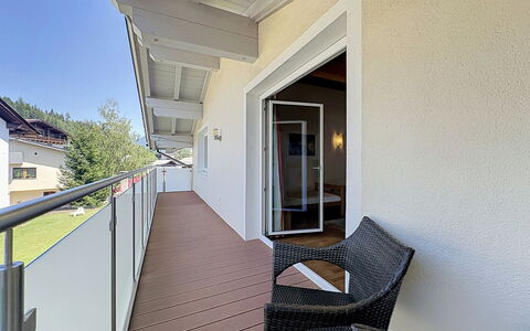 Linnehan: Plafond, Design Intérieur, Sol, Sol, Balustrade, Balcon, Parquet, Dur, Tache De Bois, Chaise