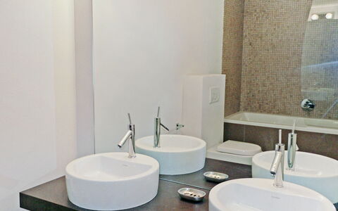 La Truffe: Robinet, Luminaire Plomberie, Lavabo, Évier, Propriété, Miroir, Salle De Bains, Maison, Architecture