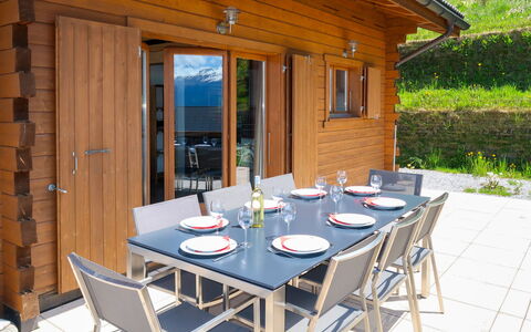 La Truffe: Table, Meubles, Propriété, Vaisselle, Chaise, Bois, Bâtiment, Fenêtre, Plante, Design Intérieur