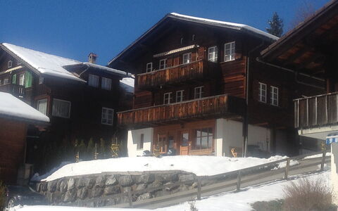 Chalet Almisräba: Ciel, Bâtiment, Fenêtre, Neige, Pente, Maison, Plante, Arbre, Siding, Façade