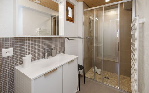 Chalet Almisräba: Salle De Bains, Sol, Mur, Luminaire Plomberie, Design Intérieur, Lavabo, Sol, Bois, Armoire De Toilette, Miroir