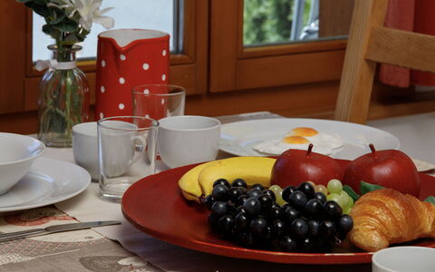 Chalet Almisräba: Vaisselle, Serveware, Meubles, Vaisselle, Table, Fruit, Aliments, Drinkware, Assiette, Nappe De Table