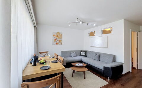 Viktoria a: Meubles, Design Intérieur, Sol, Canapé, Sol, Mur, Pièce, Bois, Plafond, Salon