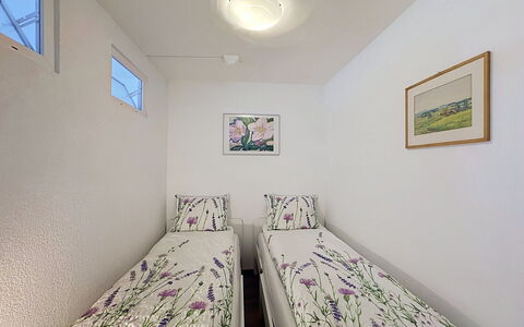 Viktoria a: Mur, Sol, Sol, Design Intérieur, Plafond, Pièce, Appartement, Chambre, Lit, Oreiller