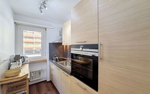 Viktoria a: Appareil De Cuisine, Cuisine, Comptoir, Principaux Appliance, Cabinetry, Bois, Sol, Design Intérieur, Électroménager, Sol