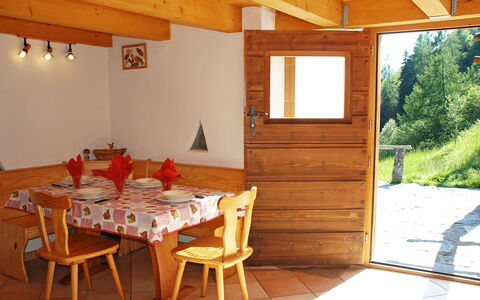 Rustico Pamela: Meubles, Propriété, Plante, Table, Fenêtre, Bois, Bâtiment, Chaise, Arbre, Design Intérieur