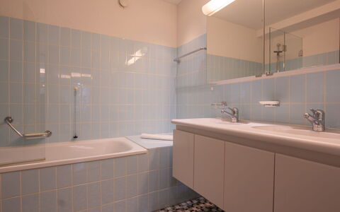 Chesa Daniela B - Anita: Baignoire, Propriété, Luminaire Plomberie, Bâtiment, Robinet, Évier, Armoire De Toilette, Salle De Bains, Design Intérieur
