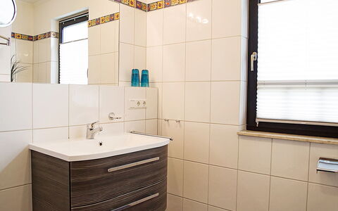 Norddeich 495: Évier, Propriété, Luminaire Plomberie, Robinet, Armoire De Toilette, Miroir, Lavabo, Salle De Bains, Rectangle, Design Intérieur