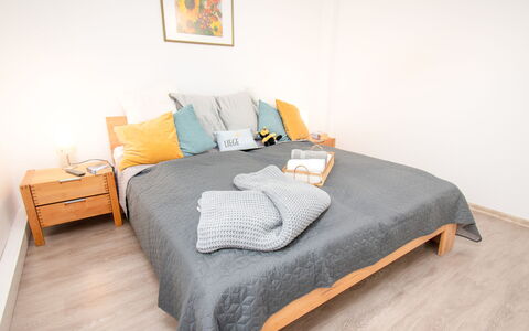 Butzel: Meubles, Confort, Bois, Orange, Oreiller, Sol, Sol, Bâtiment, Rectangle, Maison