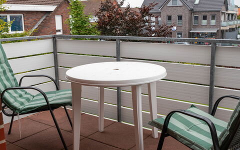 Norddeich 805: Meubles, Plante, Bâtiment, Table, Fenêtre, Tableau De Plein Air, Arbre, Mobilier De Jardin, Bois, Maison