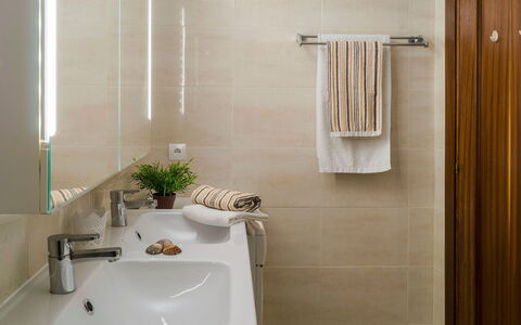 Puerto Paraíso: Luminaire Plomberie, Robinet, Évier, Lavabo, Salle De Bains, Plante, Bâtiment, Rectangle, Design Intérieur