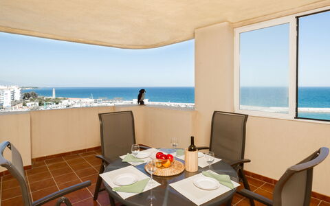 Puerto Paraíso: Ciel, L'Eau, Table, Propriété, Meubles, Bâtiment, Chaise, Bleu Azur, Architecture, Design Intérieur