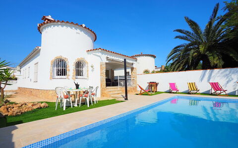 Alberes: L'Eau, Plante, Ciel, Propriété, Bâtiment, Bleu Azur, Piscine, Arbre, Architecture, Loisir