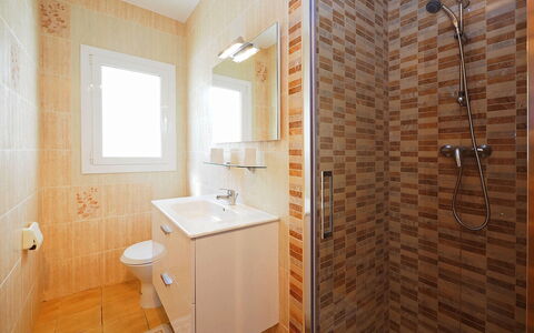 Alberes: Luminaire Plomberie, Évier, Propriété, Robinet, Tete De Douche, Salle De Bains, Bois, Douche, Design Intérieur