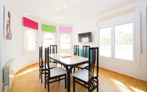 Alberes: Table, Meubles, Propriété, Fenêtre, Chaise, Bois, Design Intérieur, Salle, Sol