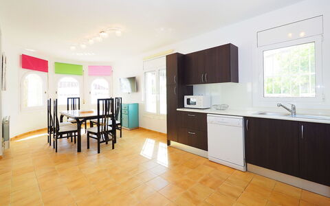 Alberes: Cabinetry, Meubles, Comptoir, Propriété, Évier, Bâtiment, Chaise, Evier, Bois, Tiroir