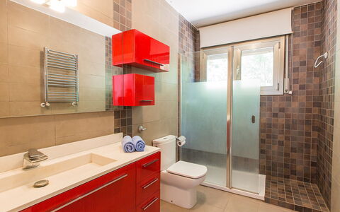 Amalia: Miroir, Armoire De Toilette, Luminaire Plomberie, Évier, Robinet, Propriété, Lavabo, Cabinetry, Salle De Bains, Toilette