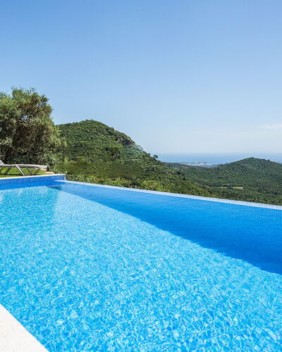 Amalia: L'Eau, Ciel, Propriété, Bleu, Plante, Bleu Azur, Piscine, Paysage Naturel, Rectangle