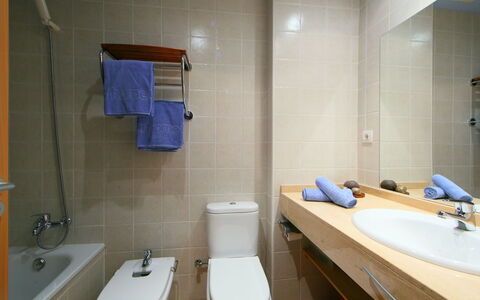 Gardenia: Miroir, Luminaire Plomberie, Propriété, Robinet, Lavabo, Salle De Bains, Évier, Bleu, Violet, Design Intérieur
