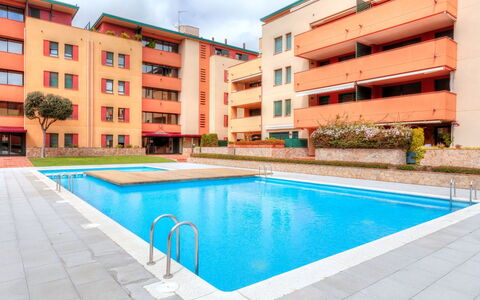 Gardenia: L'Eau, Bâtiment, Jour, Propriété, Fenêtre, Plante, Piscine, Ciel, Bleu Azur, Rectangle