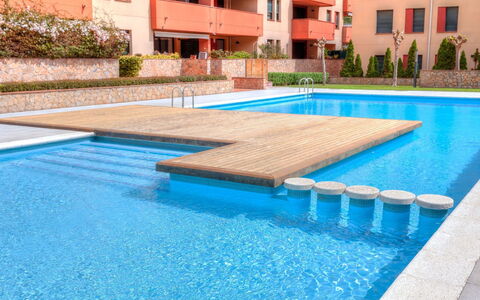 Gardenia: L'Eau, Bâtiment, Propriété, Plante, Fenêtre, Piscine, Bleu, Rectangle, Bleu Azur, Maison