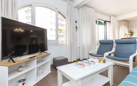 Platja: Meubles, Bâtiment, Télévision, Table, Fenêtre, Salon, Confort, Éclairage, Design Intérieur, Maison