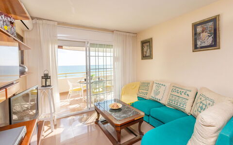 Front Beach: Propriété, Meubles, Canapé, Table, Bleu Azur, Salon, Confort, Design Intérieur, Sol, Canapé-Lit