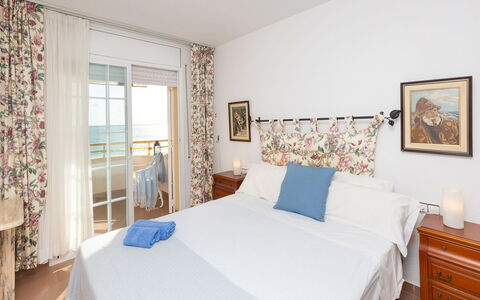 Front Beach: Meubles, Propriété, Bleu Azur, Confort, Cadre, Bois, Éclairage, Design Intérieur, Cabinetry