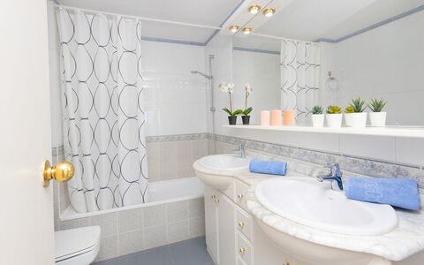 Front Beach: Miroir, Luminaire Plomberie, Robinet, Propriété, Lavabo, Évier, Salle De Bains, Violet, Éclairage, Architecture